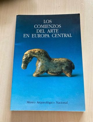 Varios libros del Museo Arqueológico Nacional