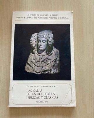Varios libros del Museo Arqueológico Nacional