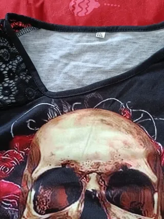 Camiseta Negra con Calaveras y Rosas