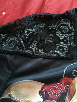 Camiseta Negra con Calaveras y Rosas