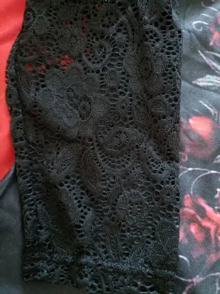 Camiseta Negra con Calaveras y Rosas