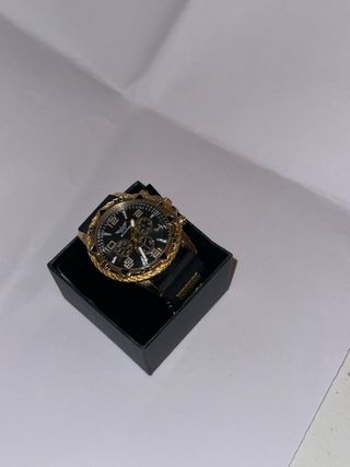 Reloj de pulsera dorado y negro