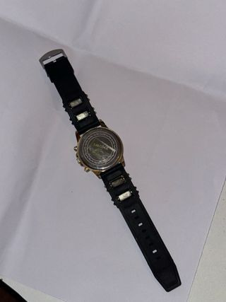 Reloj de pulsera dorado y negro