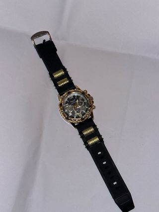 Reloj de pulsera dorado y negro