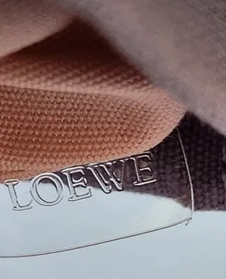 Monedero Loewe lila y anagrama plateado