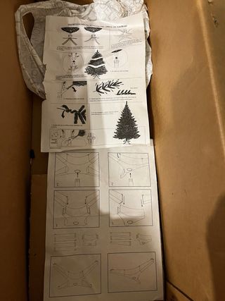 Árbol de Navidad con adornos blancos y dorados.