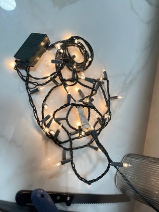 Árbol de Navidad con adornos blancos y dorados.