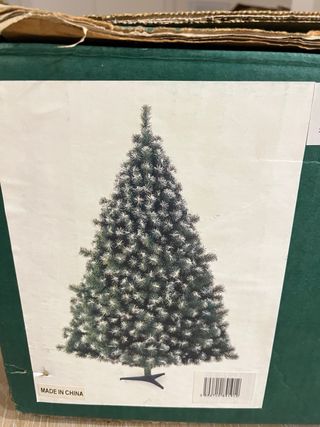 Árbol de Navidad con adornos blancos y dorados.
