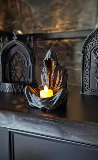 Figura Portavelas Gótica Capucha Negra