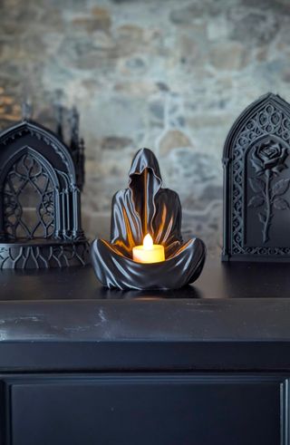 Figura Portavelas Gótica Capucha Negra