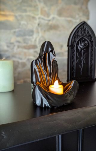 Figura Portavelas Gótica Capucha Negra