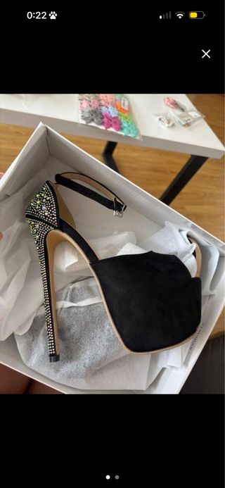 Zapatos de tacón con pedrería