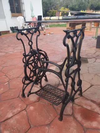 Mesa antigua máquina coser / baño