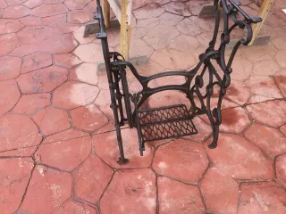 Mesa antigua máquina coser / baño