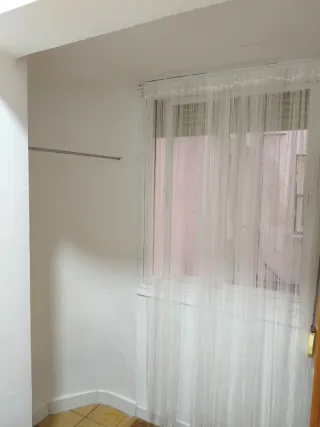 Se alquila habitación en a Av la paz