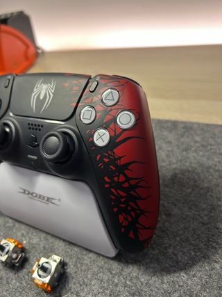 Mando PS5 Spiderman con joysticks magnéticos