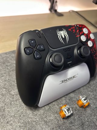 Mando PS5 Spiderman con joysticks magnéticos