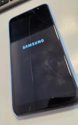 Smartphone Samsung Galaxy J6+ in nero con custodia e accessori