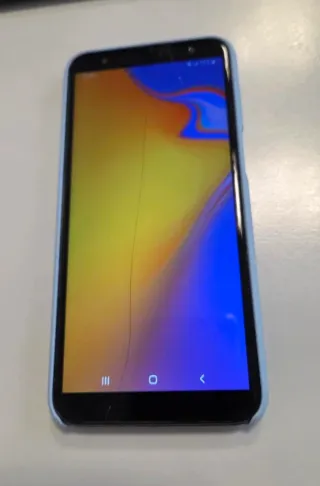 Smartphone Samsung Galaxy J6+ in nero con custodia e accessori