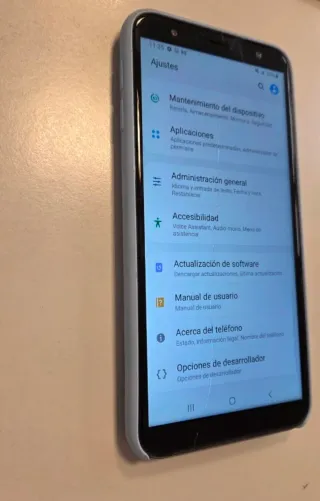 Smartphone Samsung Galaxy J6+ in nero con custodia e accessori