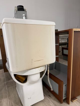 Bidé y WC de porcelana blanca