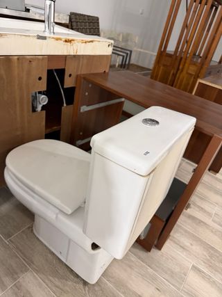 Bidé y WC de porcelana blanca