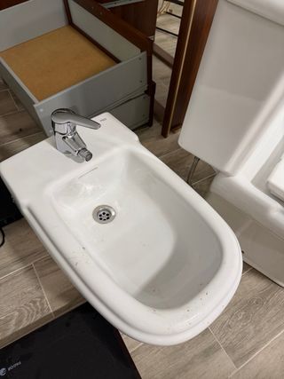 Bidé y WC de porcelana blanca