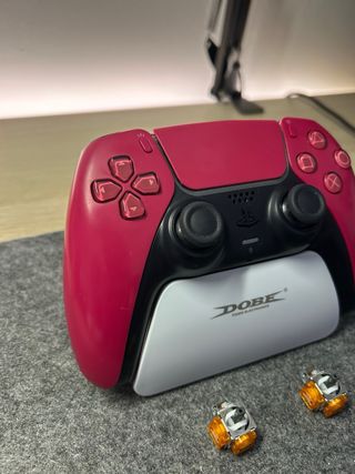 Mando PS5 Cosmic Red con joysticks magnéticod
