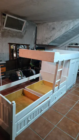 Litera de pino con armario