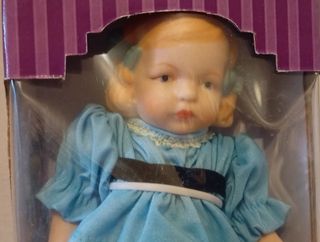 Muñeca de porcelana vintage