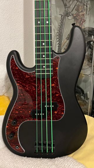 Bajo Harley Benton zurdo