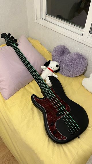 Bajo Harley Benton zurdo