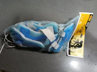 Rodilleras y coderas protectoras azules,