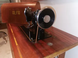 Máquina de coser Alfa antigua