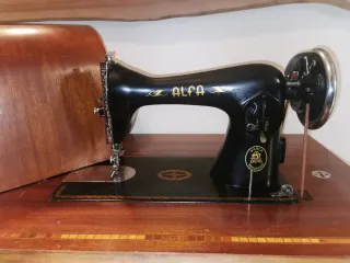Máquina de coser Alfa antigua