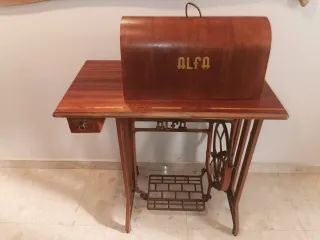 Máquina de coser Alfa antigua