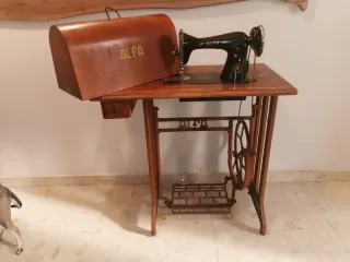 Máquina de coser Alfa antigua