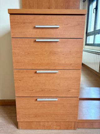 Mueble tocador (cómoda) con espejo y cajonera.