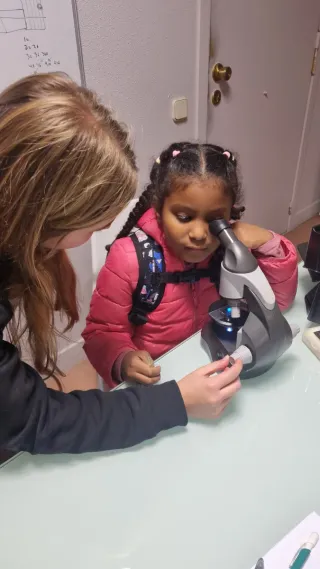 Niñera/canguro y/o apoyo escolar pedagógico.