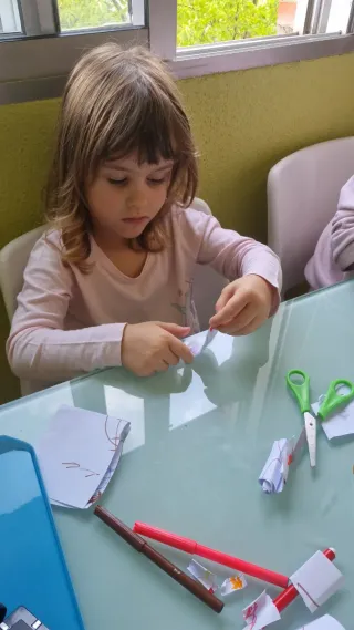 Niñera/canguro y/o apoyo escolar pedagógico.