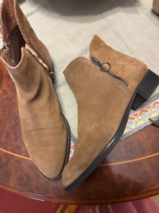 Botines de ante marrones