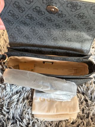 Bolso de mano Guess Negro y Dorado