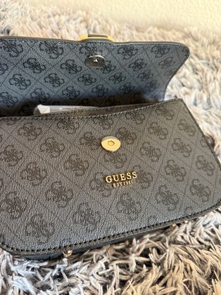 Bolso de mano Guess Negro y Dorado