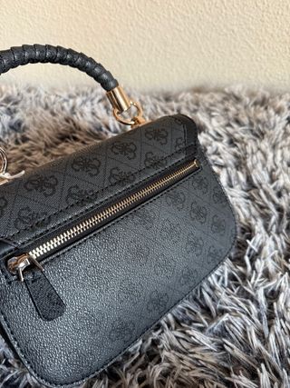 Bolso de mano Guess Negro y Dorado
