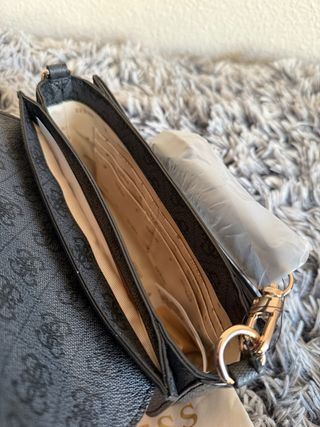 Bolso de mano Guess Negro y Dorado