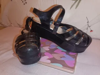 Sandalias cangrejeras negras