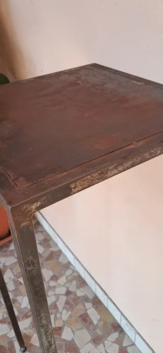 Tavolo alto da bar in ferro realizzato su misura