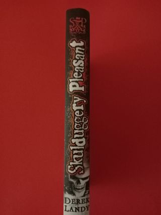 DETECTIVE ESQUELETO Skulduggery Pleasant