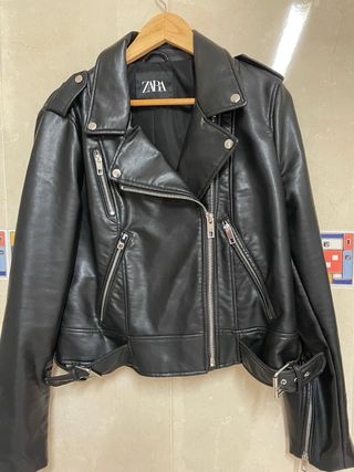 Cazadora efecto piel Zara