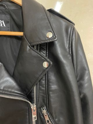 Cazadora efecto piel Zara